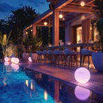 Lampe sphérique LED émettant une lueur violette, posée au bord de la piscine extérieure