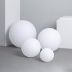 Lampe sphérique blanche mate en quatre tailles, lampes à poser sur sol ou table