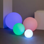 Sphère LED multicolore en quatre tailles, lampes à poser, tons bleu rose vert et blanc