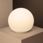 Lampe sphérique opaline blanche sur petit socle, diffusion lumineuse douce