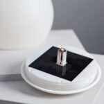 Lampe solaire sphérique 25 cm, base blanche avec panneau photovoltaïque noir et borne métallique centrale