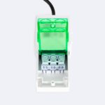 Boîtier de connexion blanc avec couvercle vert translucide, bornier de câblage visible et câble d'alimentation noir