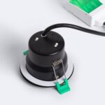 Spot encastrable LED rond noir avec collerette blanche et clips de fixation verts