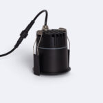Spot encastrable LED noir cylindrique, corps profond, câble et ressorts de fixation pour plafond