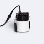 Spot encastrable LED blanc cylindrique avec dissipateur noir, ressorts de fixation et câble de connexion