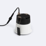 Downlight encastrable LED blanc avec dissipateur thermique noir et ressorts de fixation, câble d'alimentation