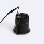 Downlight encastrable noir avec dissipateur à ailettes, ressorts de fixation et câble de connexion