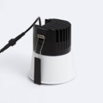 Downlight encastrable LED blanc, dissipateur noir et ressorts de fixation
