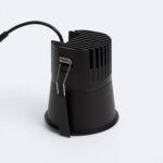 Spot encastrable noir cylindrique LED avec ailettes de refroidissement et ressorts de fixation