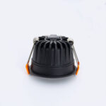 Spot encastrable rond noir avec dissipateur thermique et ressorts de fixation à embouts orange