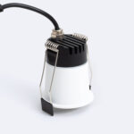 Spot encastrable LED blanc avec dissipateur noir, ressorts de fixation et câble