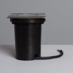 Spot encastrable au sol carré en inox brossé avec corps noir et câble