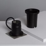 Spot encastrable au sol noir avec platine carrée inox et corps cylindrique pour ampoule GU10