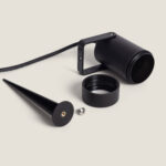 Spot extérieur GU10 noir sur piquet métallique mat, corps cylindrique orientable et bague de fixation séparée