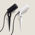 Spot extérieur sur piquet noir et blanc, corps cylindrique orientable avec câble