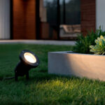 Spot extérieur sur piquet noir orientable, tête ronde en métal, éclairage blanc chaud