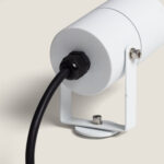 Spot extérieur cylindrique blanc en métal avec presse-étoupe noir et support de fixation