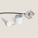 Spot extérieur sur piquet GU10 blanc, corps cylindrique métal et support orientable