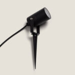 Spot extérieur GU10 sur piquet noir mat, tête cylindrique orientable, câble d'alimentation visible