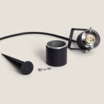 Spot extérieur GU10 sur piquet noir, corps cylindrique, support orientable, douille et câble