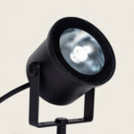 Spot extérieur LED noir cylindrique sur piquet avec support réglable et LED visible