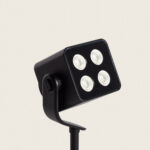 Spot extérieur noir carré à 4 LED monté sur piquet avec bras articulé