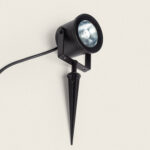 Spot extérieur LED noir sur piquet, tête orientable ronde et câble d'alimentation visible