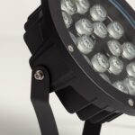 Spot extérieur LED noir à boîtier métal, plusieurs LED avec lentilles visibles, support orientable