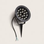 Spot extérieur LED noir sur piquet, optiques multiples et câble d'alimentation visible