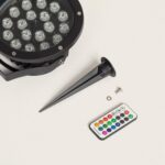 Spot extérieur LED RGB sur piquet noir rond avec télécommande et vis de fixation