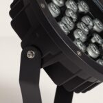 Spot extérieur LED noir à multiples diodes, boîtier à ailettes avec support orientable