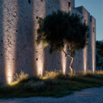 Spot extérieur LED 36W au sol, éclairage chaud dirigé sur mur en pierre