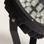 Spot extérieur LED noir, boîtier métal rond avec ailettes, support orientable et plusieurs modules LED