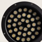 Spot LED extérieur rond noir, face avec plusieurs LED disposées en matrice circulaire
