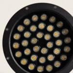 Spot LED rond noir avec matrice de 36 LED visibles, boîtier métallique et lentilles individuelles