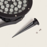 Spot extérieur LED noir rond avec plusieurs LED et piquet de fixation métallique