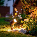 Spot extérieur LED noir sur piquet, corps cylindrique orientable pour éclairage de jardin