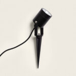 Spot extérieur sur piquet noir orientable en métal avec câble