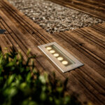 Spot encastrable de sol rectangulaire inox brossé 6 LED intégré dans terrasse en bois