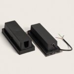 Boîtiers rectangulaires noirs avec câble électrique et plaque de fixation
