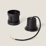 Spot encastrable au sol noir en plastique cylindrique avec câble électrique à trois conducteurs