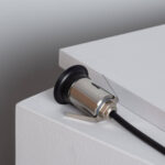 Spot encastrable au sol noir et acier inoxydable, corps cylindrique, collerette ronde et câble