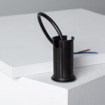 Spot encastrable au sol noir cylindrique avec câbles d'alimentation