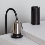 Spot encastrable au sol cylindrique métal brossé, joint caoutchouc noir et câble d'alimentation