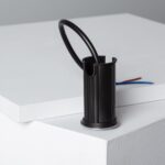 Spot encastrable au sol corps cylindrique noir avec câbles d'alimentation