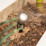 Spot extérieur sur piquet noir orientable, fini mat, éclairage directionnel en jardin