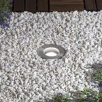 Spot encastrable rond inox brossé au sol, éclairage extérieur encastré dans gravier blanc