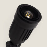 Spot sur piquet noir, tête cylindrique et ampoule visible