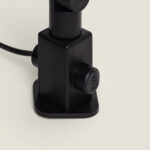 Spot extérieur sur piquet noir mat, base rectangulaire et câble d'alimentation visible