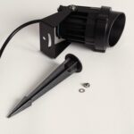 Spot extérieur sur piquet noir, corps cylindrique orientable avec vis de fixation